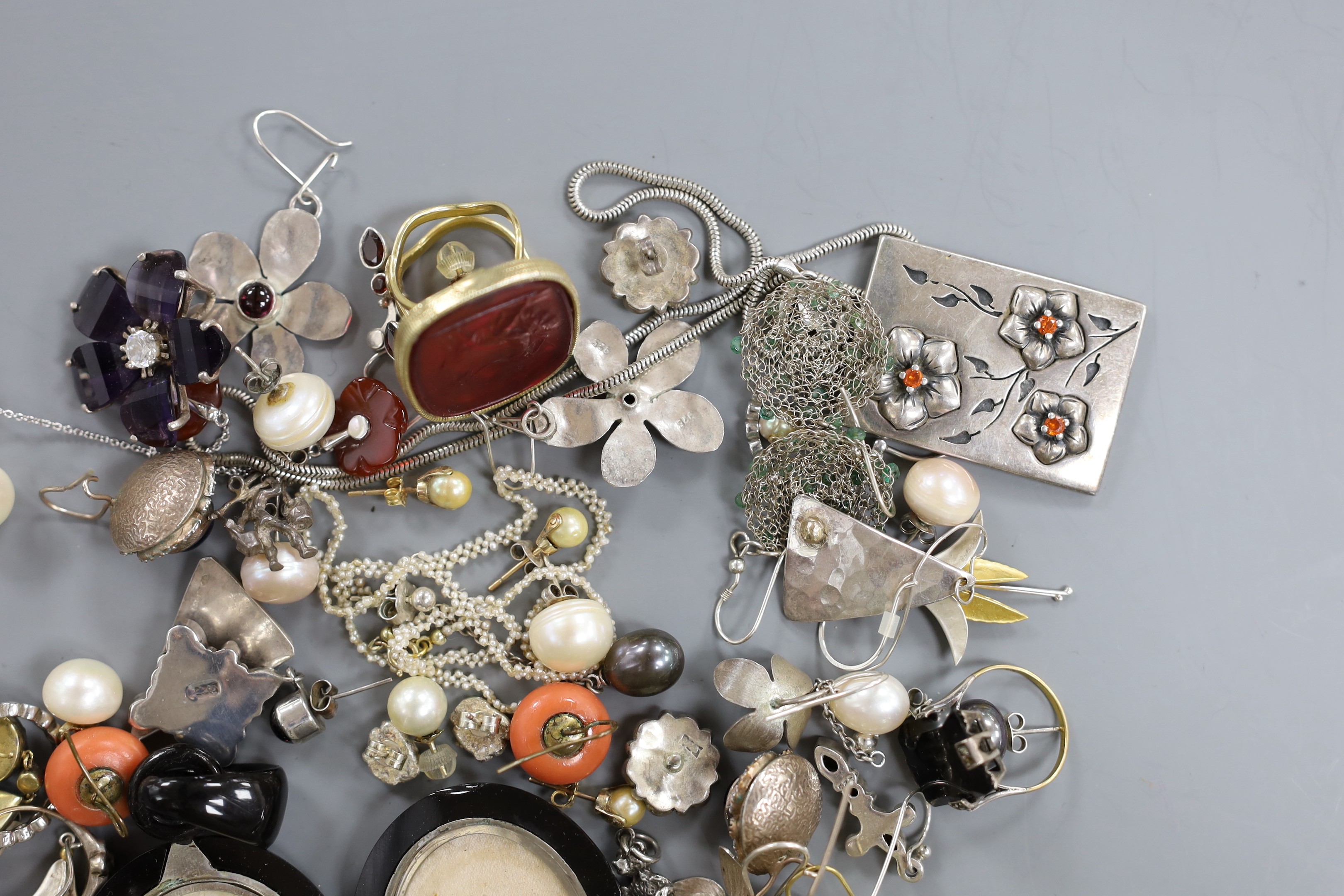 A quantity of mixed jewellery including a pair of 925 and garnet cluster earrings, a jet locket, charms, earrings etc.